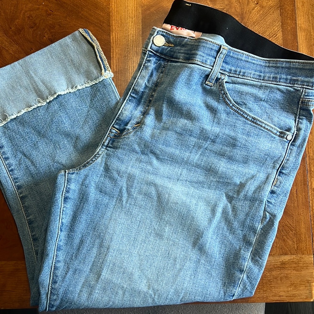 Super comfortable pair of stretchy cuffed capris.